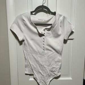 Abercrombie White Ribbed Short-Sleeve Bodysuit – Soft AF Collection, Size M